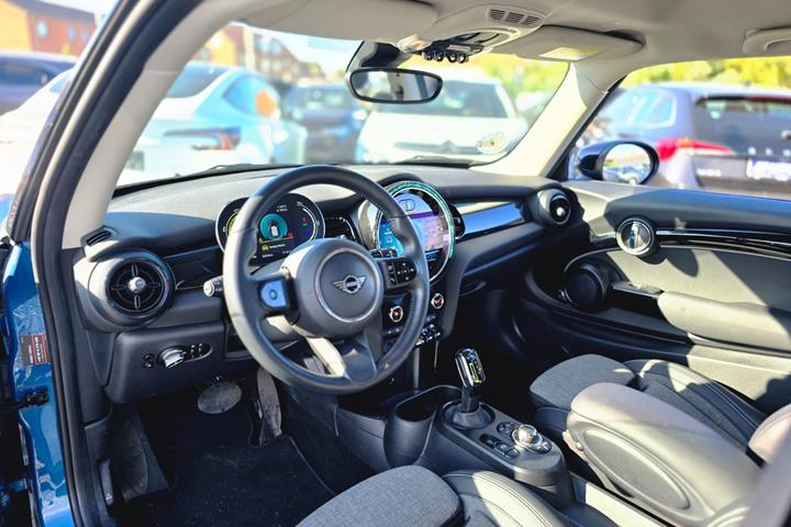Blå Mini Cooper SE fra 2022