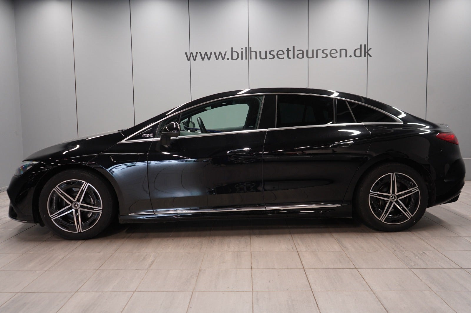 Sort Mercedes EQE350 fra 2024