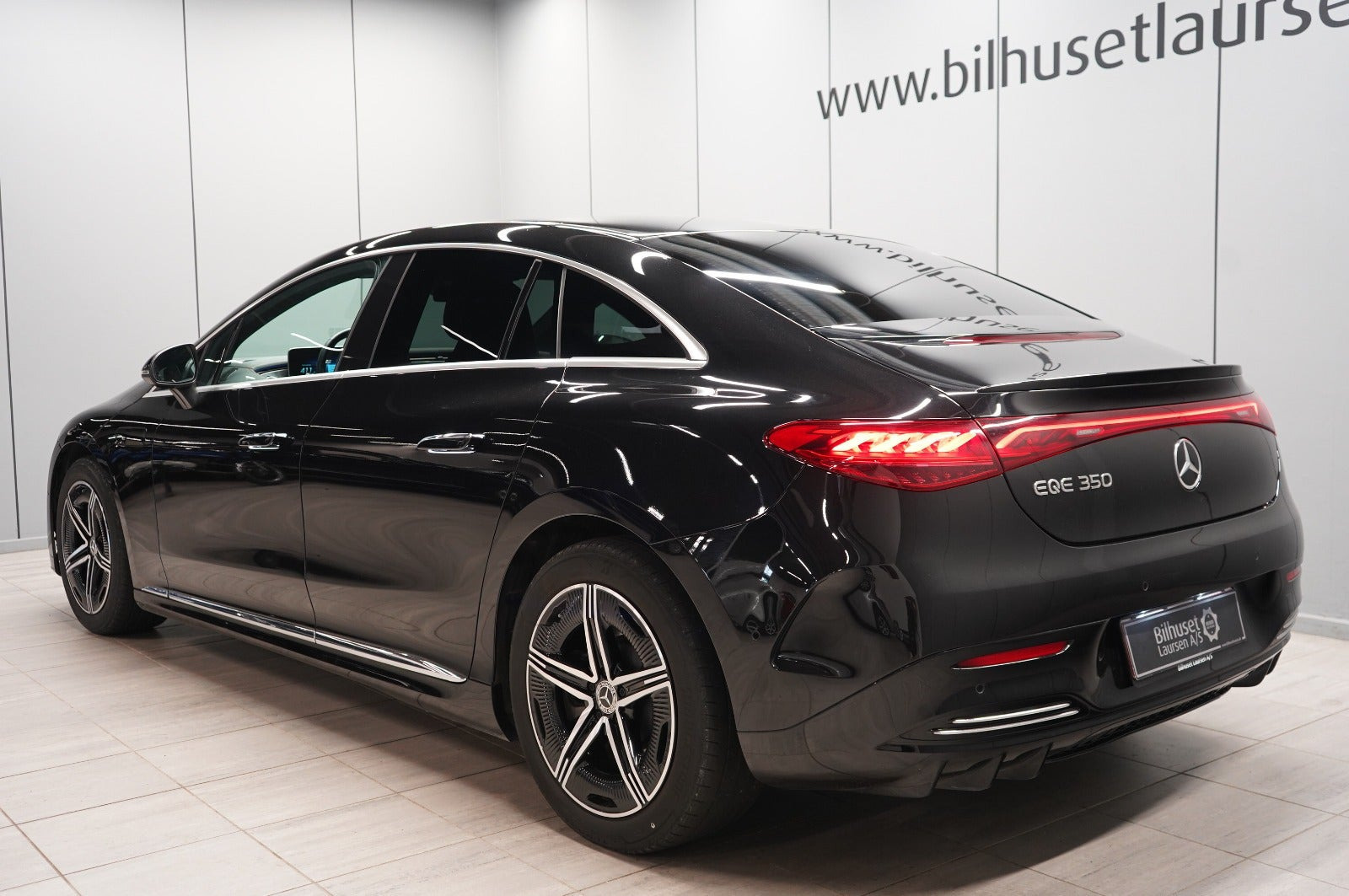 Sort Mercedes EQE350 fra 2024
