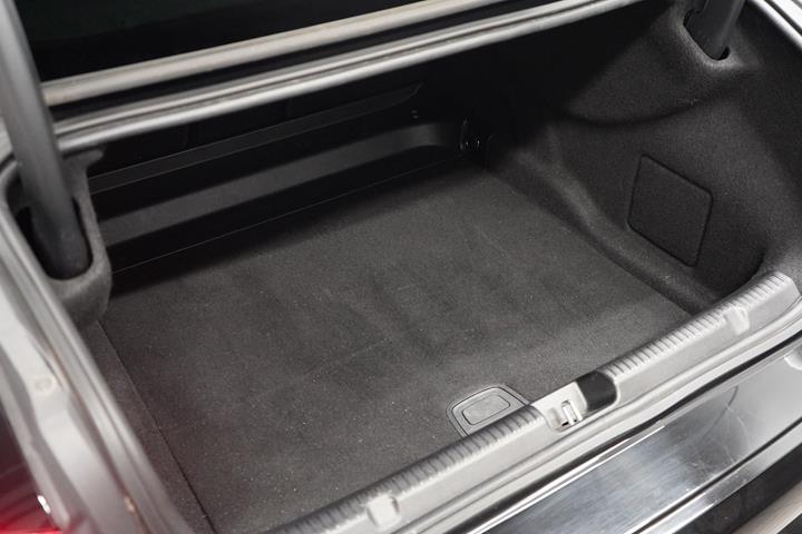 Sort Mercedes EQE350 fra 2024