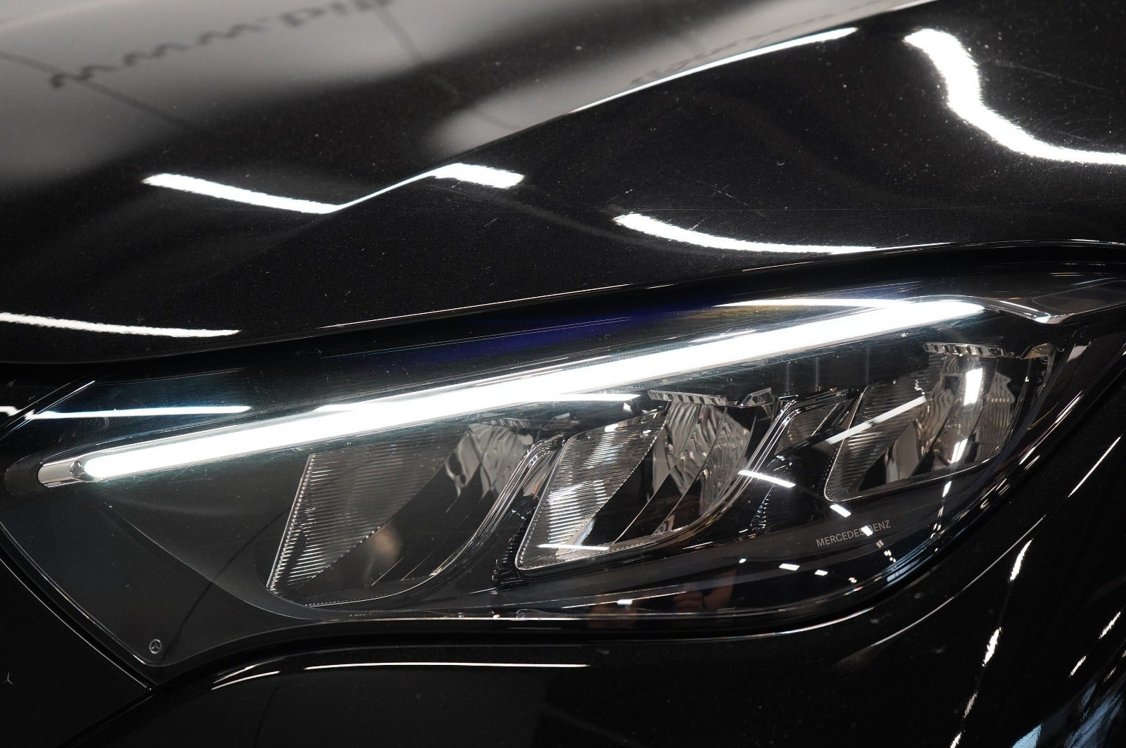 Sort Mercedes EQE350 fra 2024