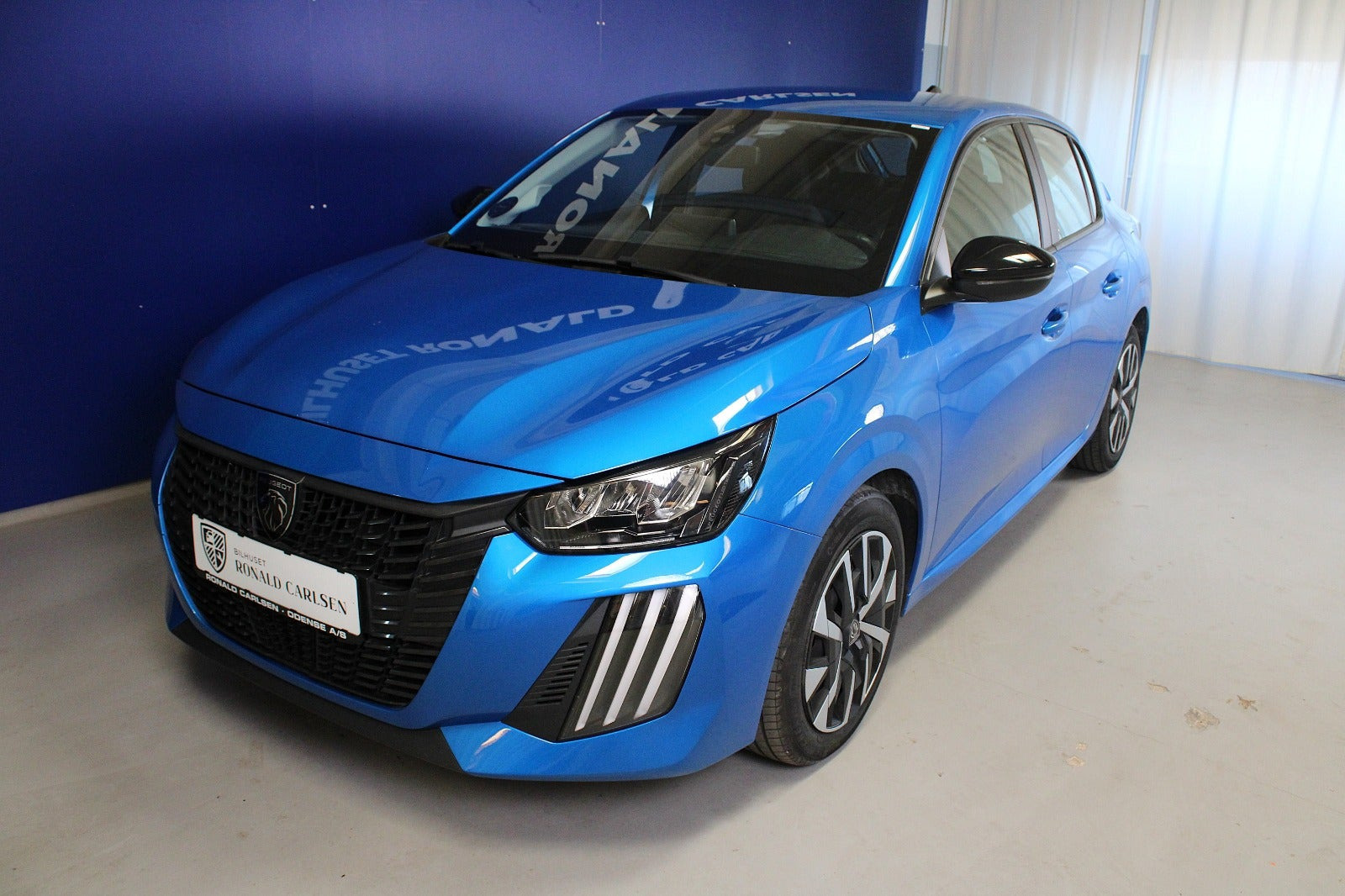 Blå Peugeot 208 fra 2024
