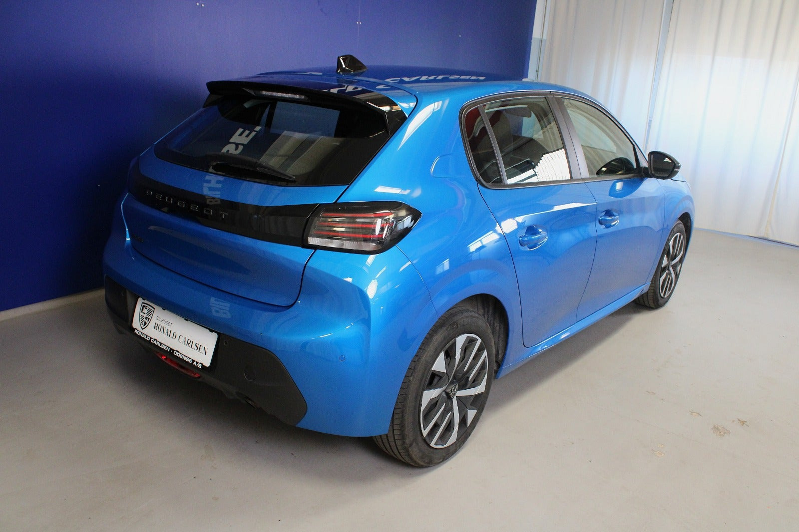 Blå Peugeot 208 fra 2024
