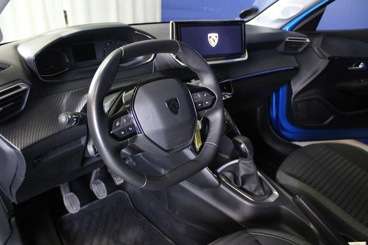 Blå Peugeot 208 fra 2024