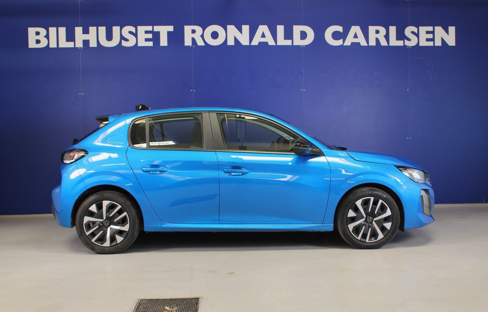 Blå Peugeot 208 fra 2024