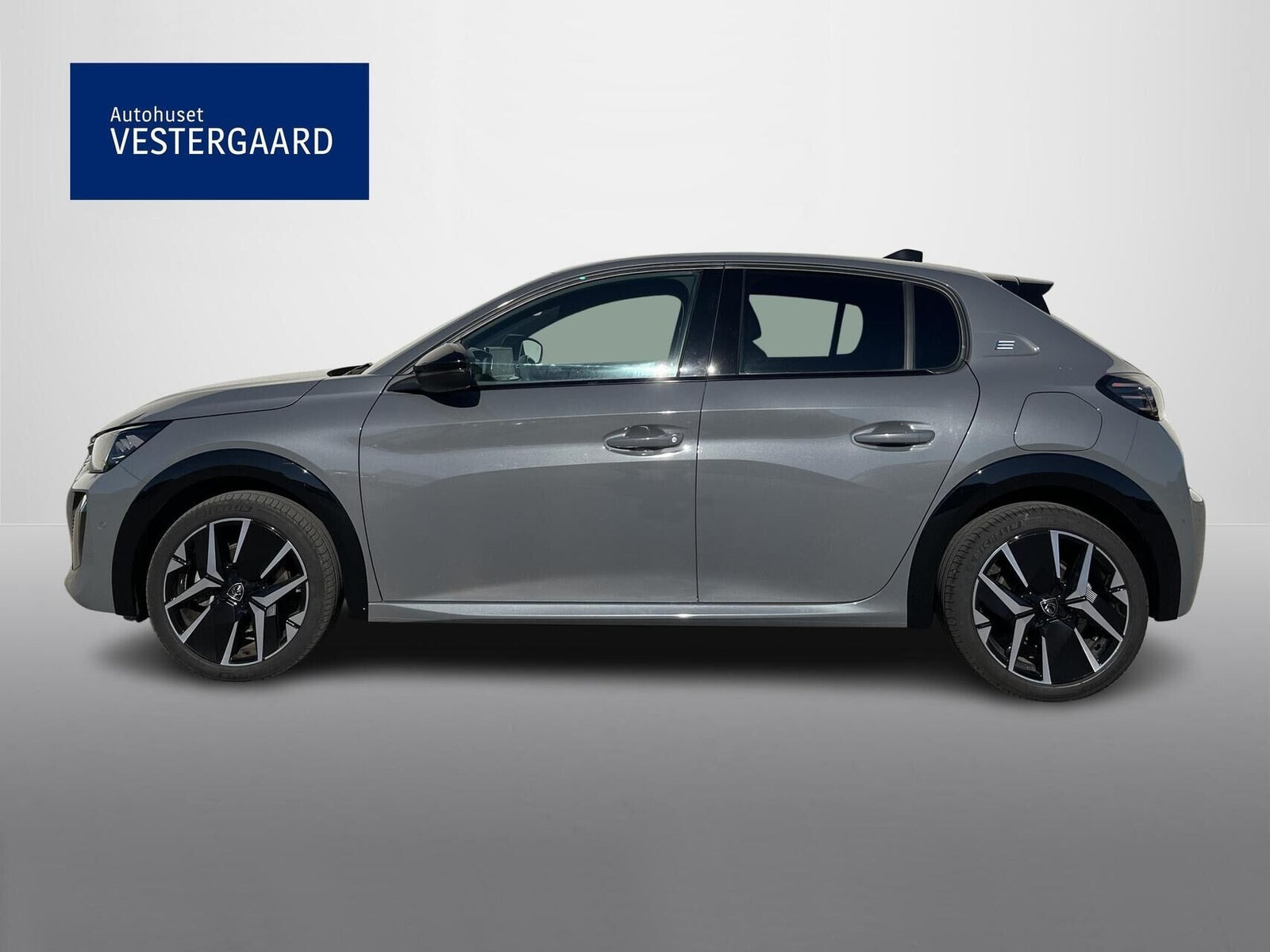 Grå Peugeot e-208 fra 2025