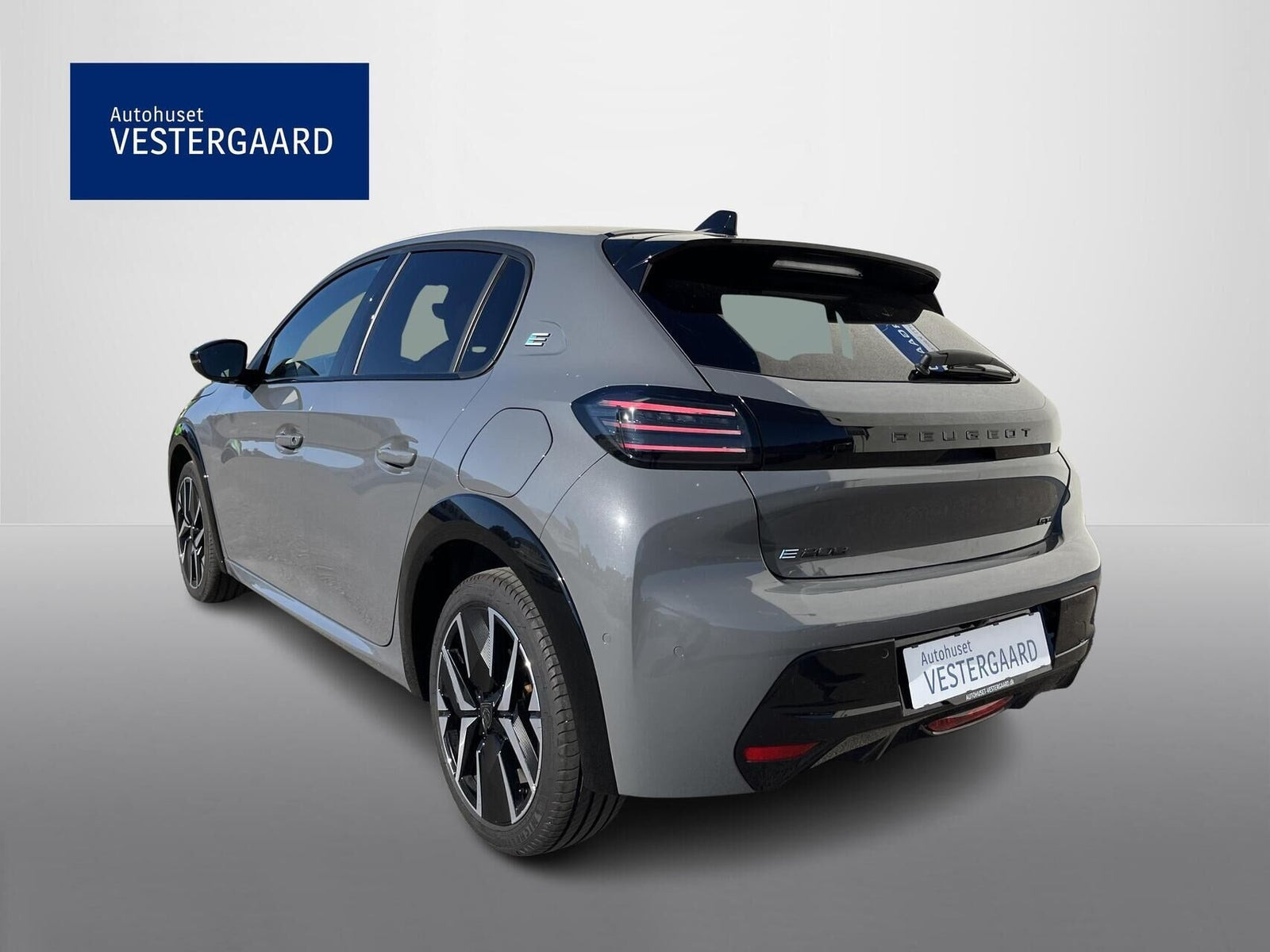 Grå Peugeot e-208 fra 2025