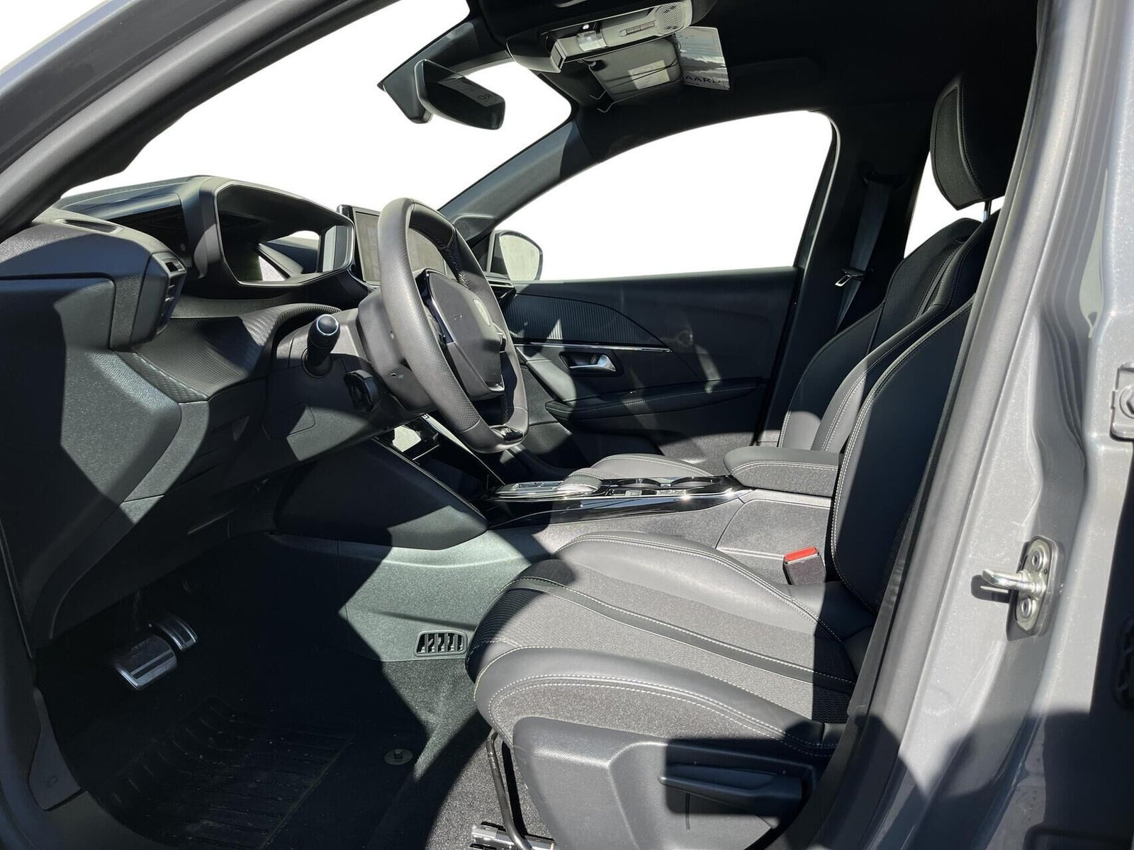Grå Peugeot e-208 fra 2025