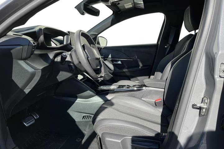 Grå Peugeot e-208 fra 2025