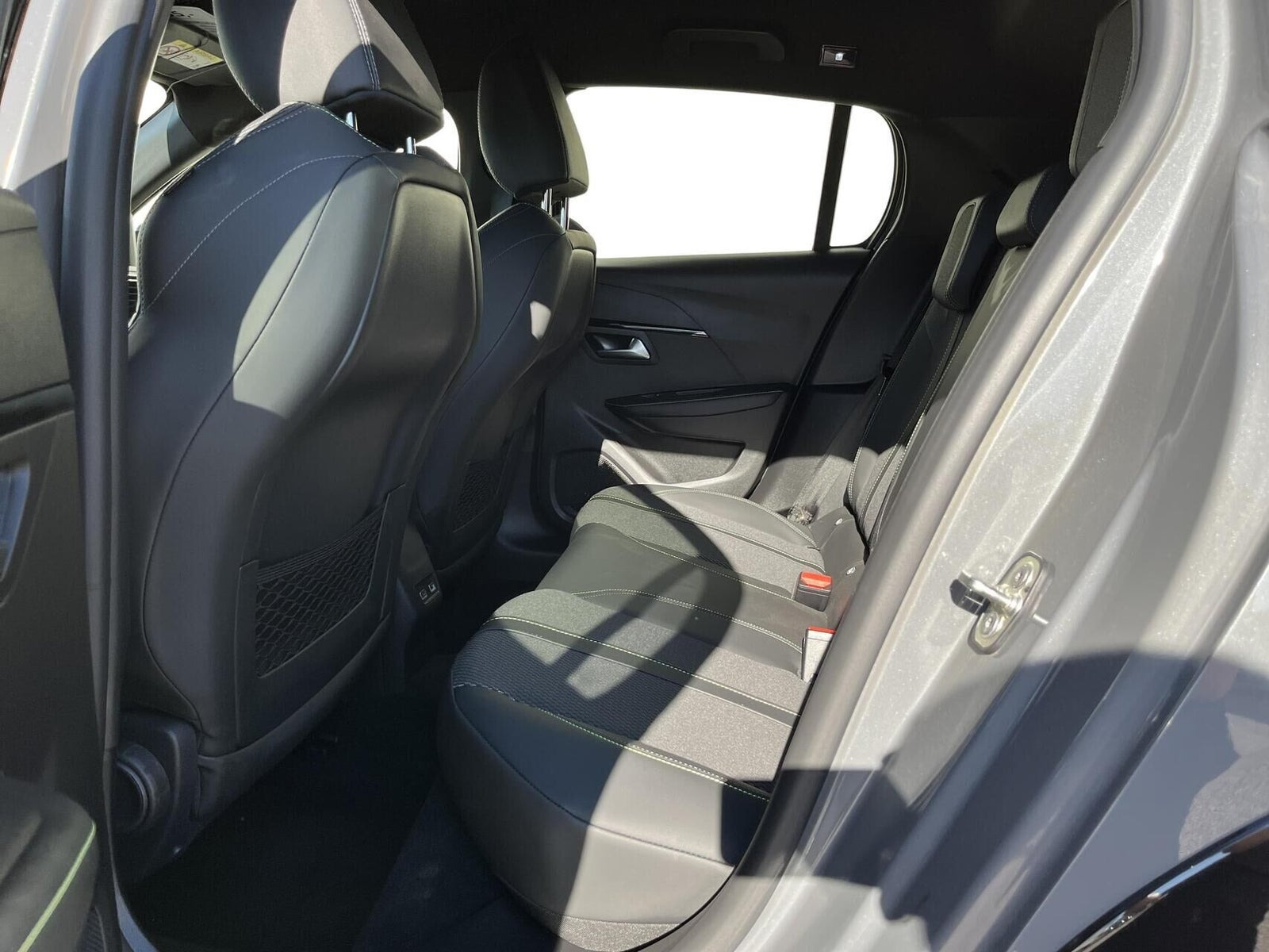 Grå Peugeot e-208 fra 2025