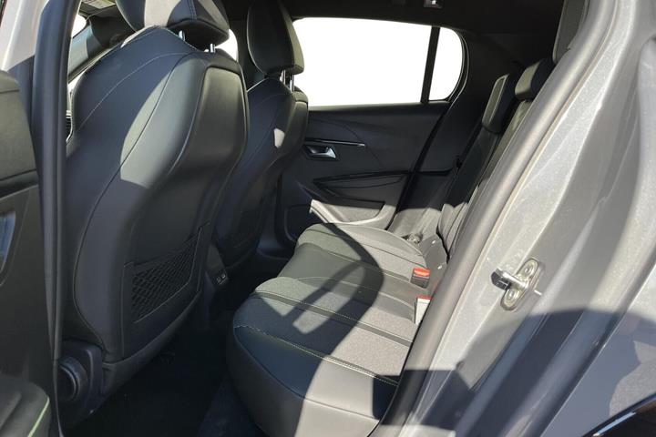 Grå Peugeot e-208 fra 2025