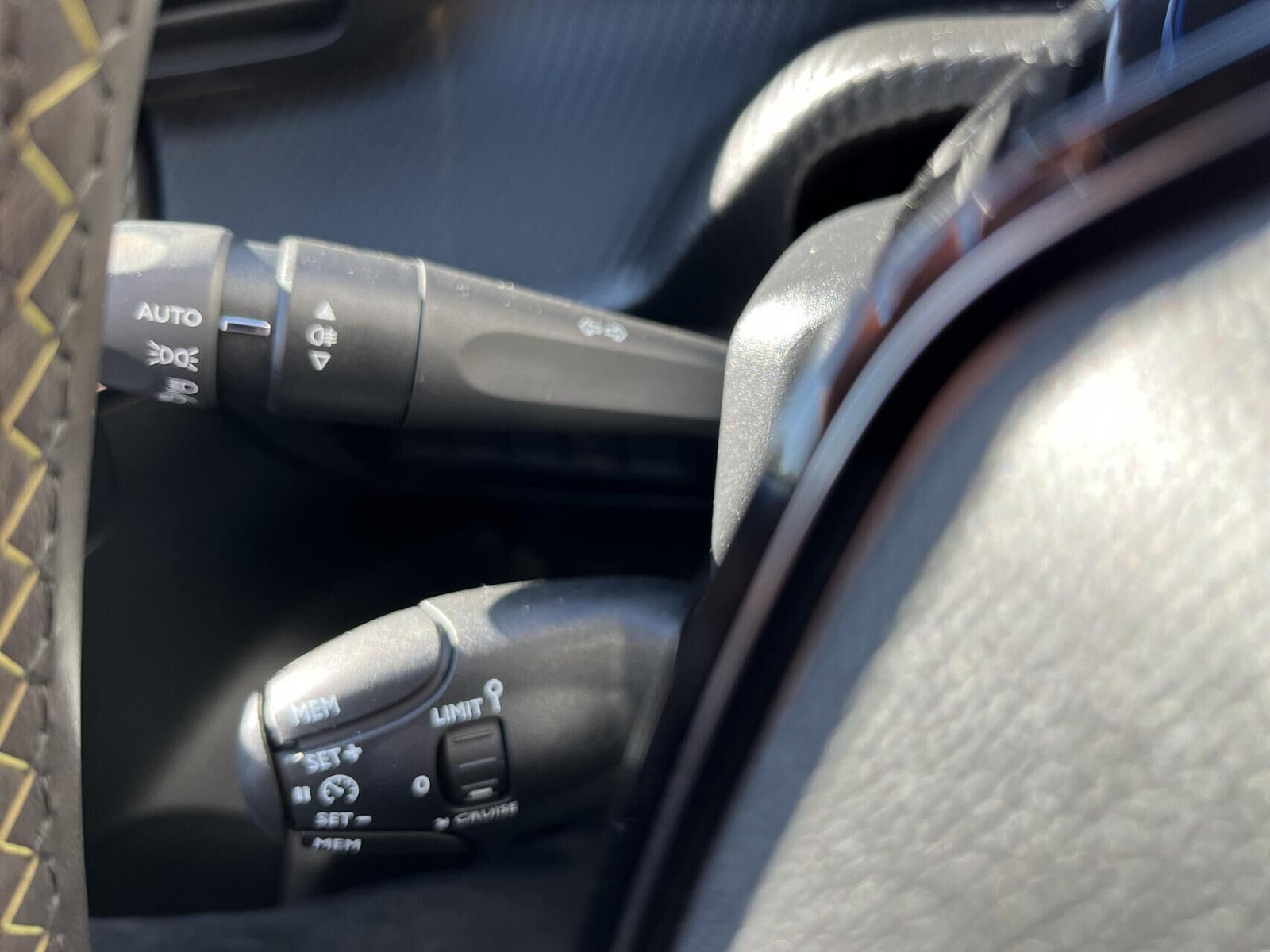 Grå Peugeot e-208 fra 2025