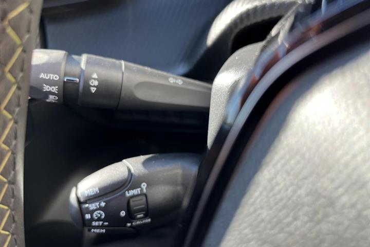 Grå Peugeot e-208 fra 2025
