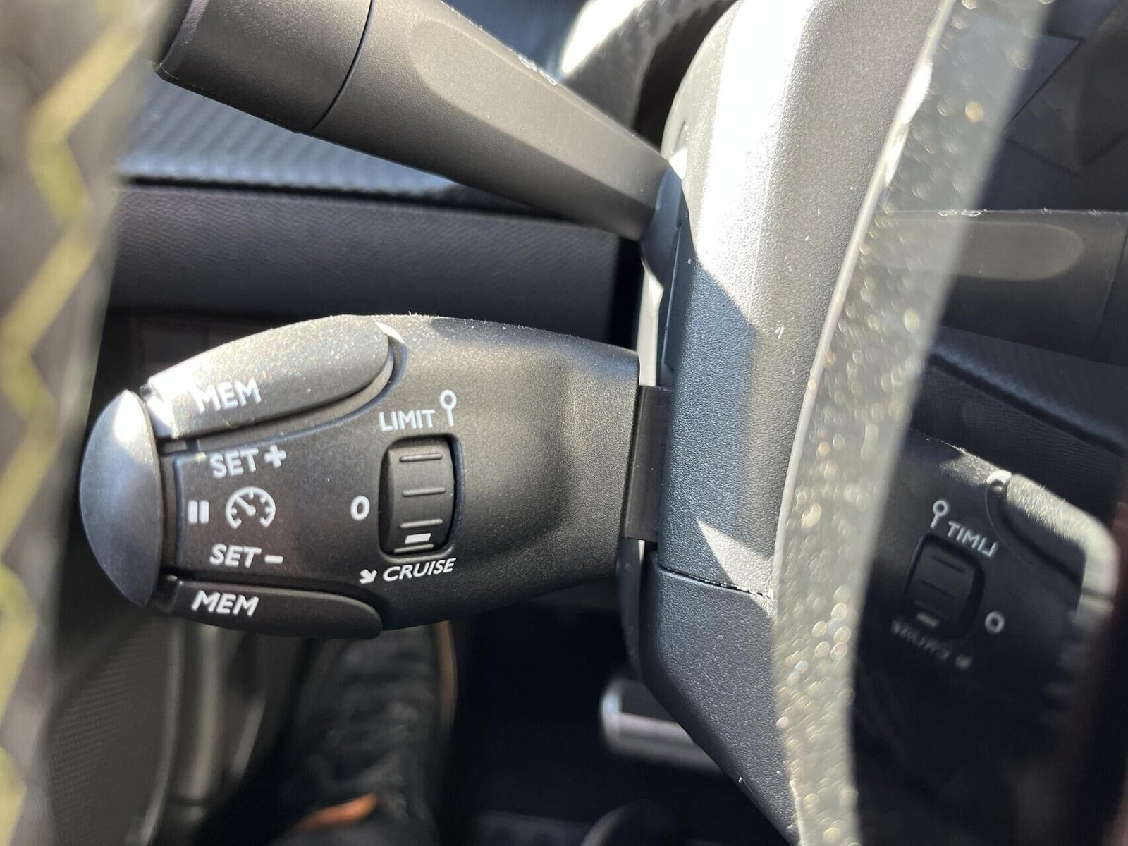 Grå Peugeot e-208 fra 2025