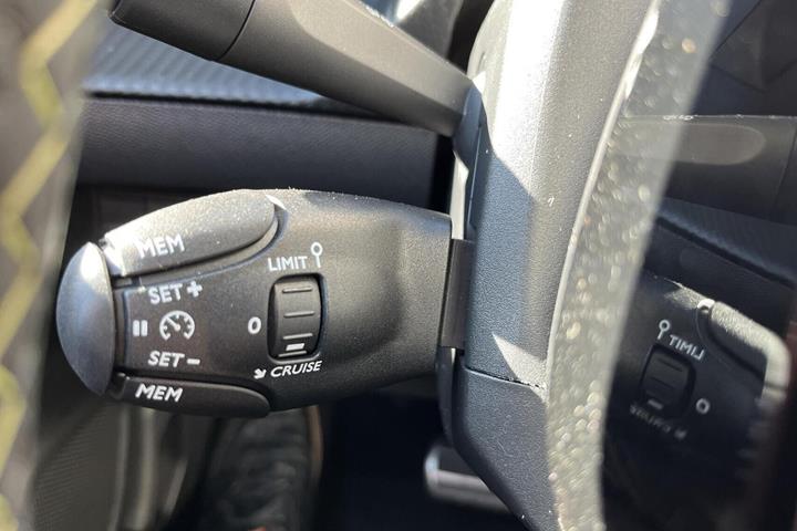 Grå Peugeot e-208 fra 2025