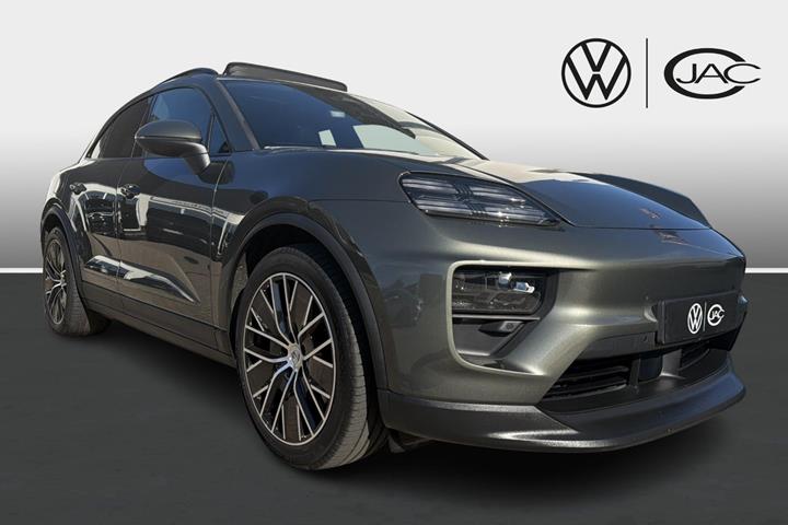 Sort Porsche Macan 4 fra 2024