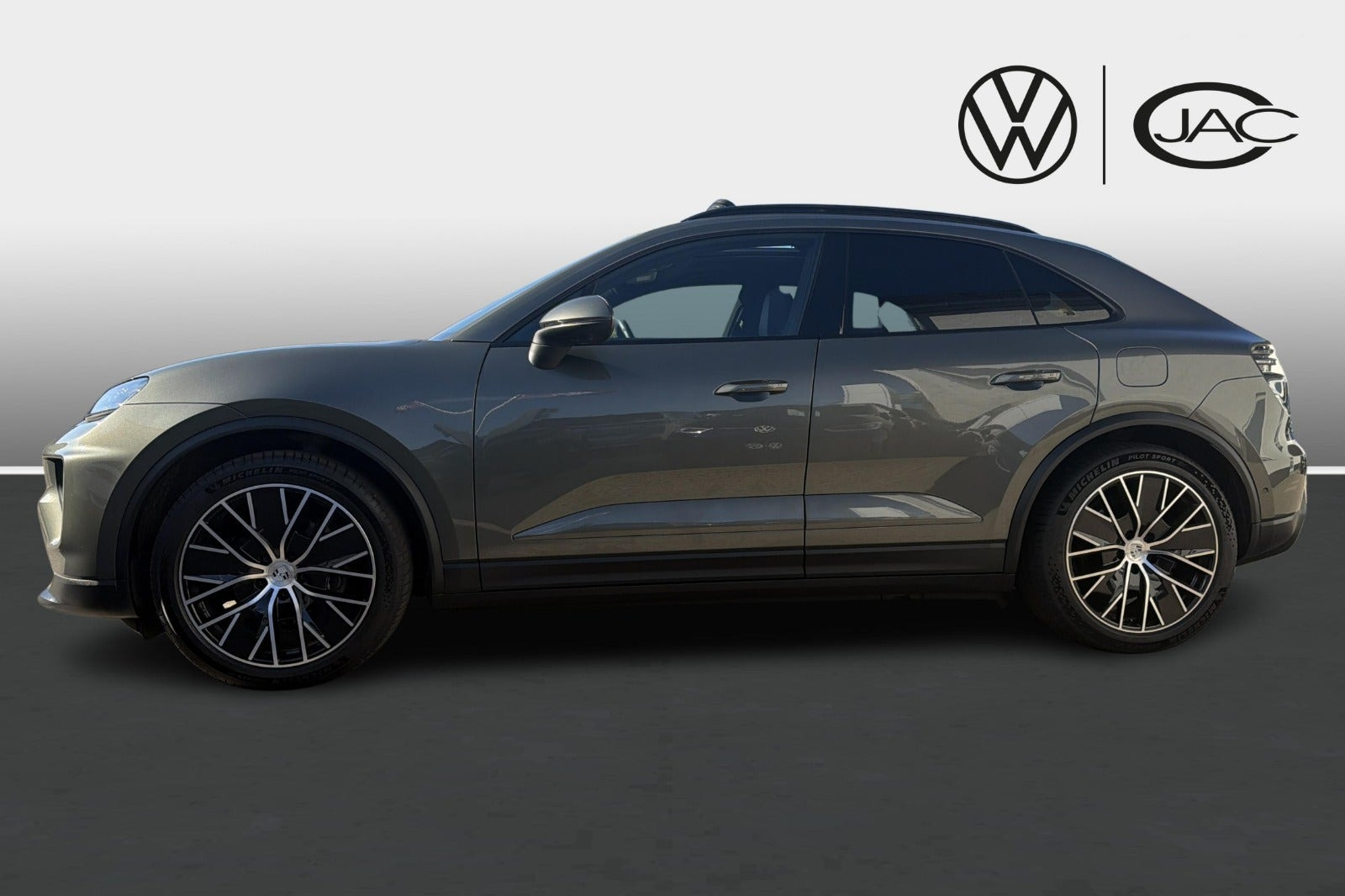 Sort Porsche Macan 4 fra 2024