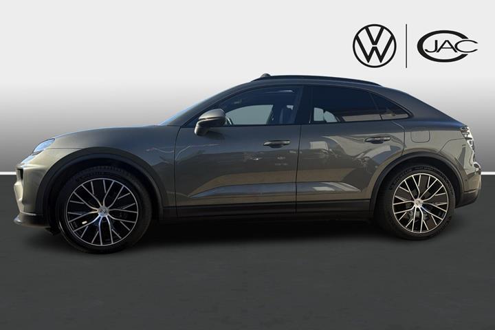 Sort Porsche Macan 4 fra 2024