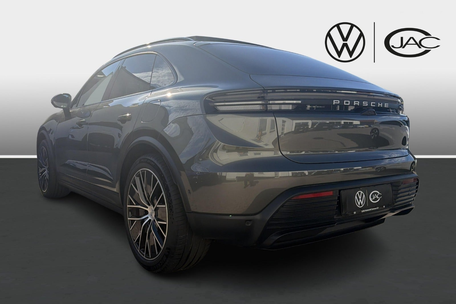 Sort Porsche Macan 4 fra 2024