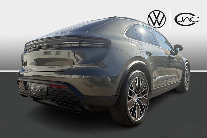 Sort Porsche Macan 4 fra 2024