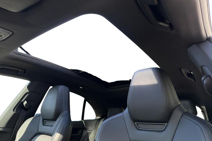 Sort Porsche Macan 4 fra 2024