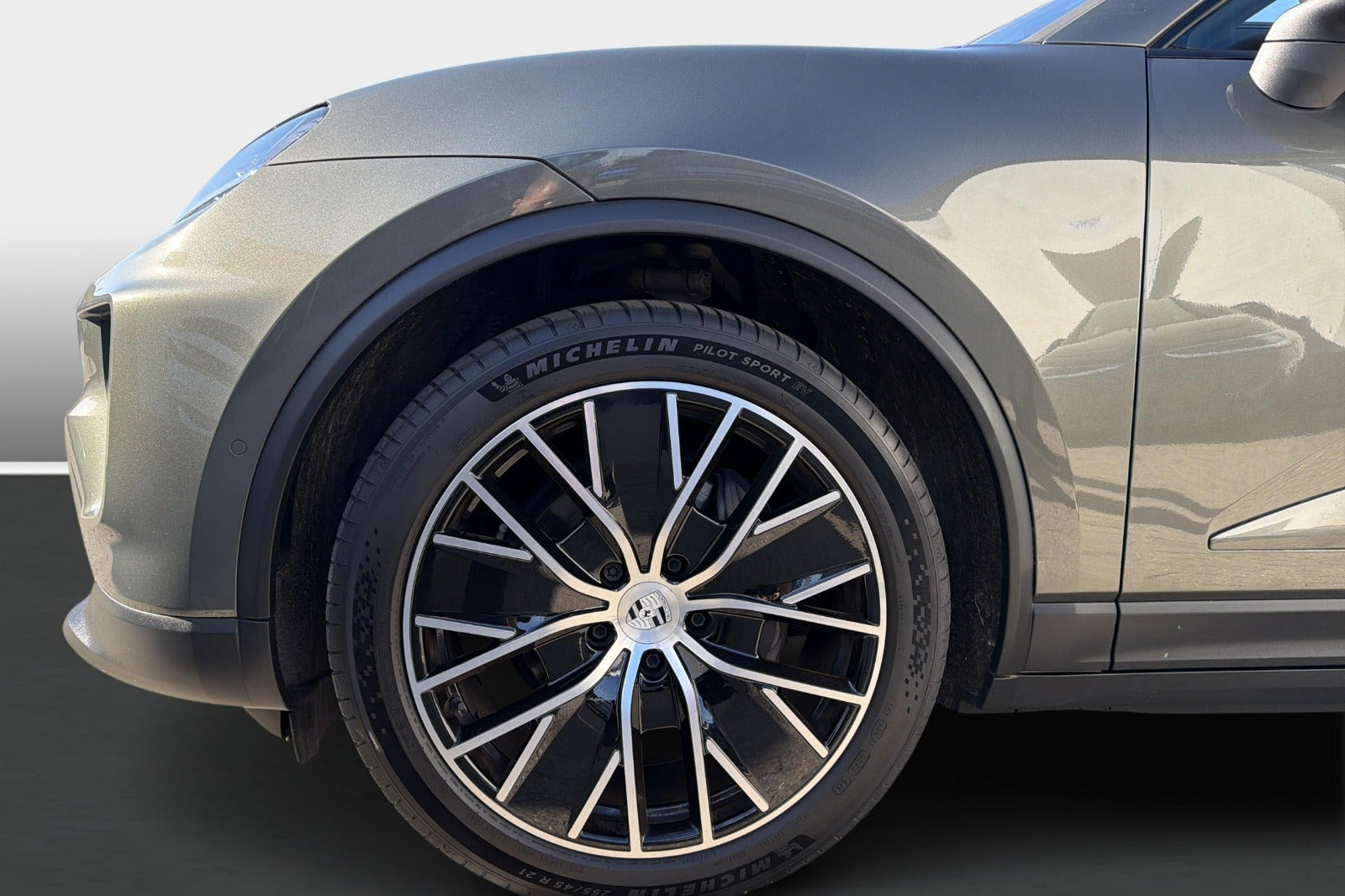 Sort Porsche Macan 4 fra 2024