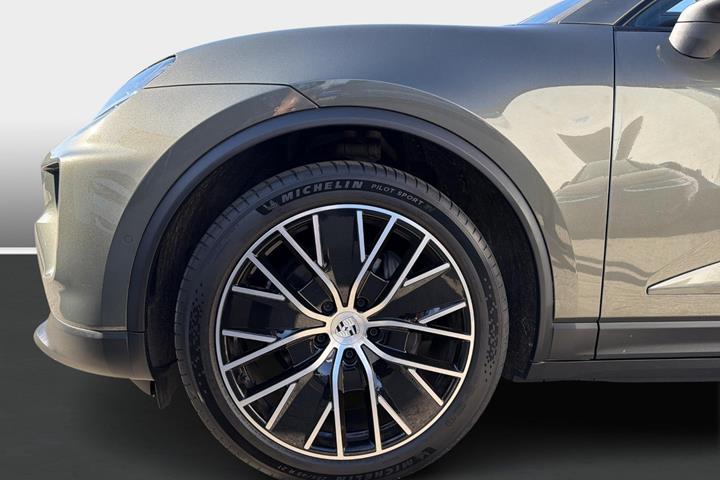Sort Porsche Macan 4 fra 2024