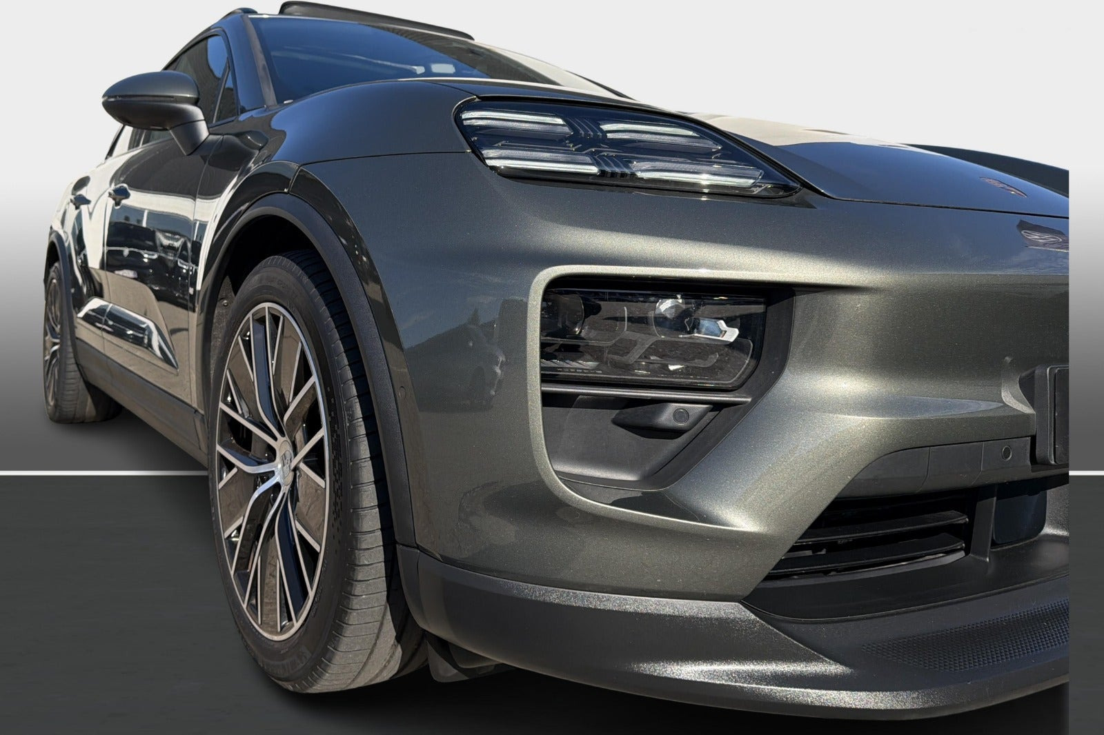 Sort Porsche Macan 4 fra 2024