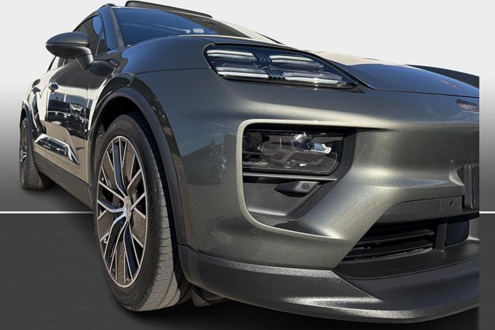 Sort Porsche Macan 4 fra 2024
