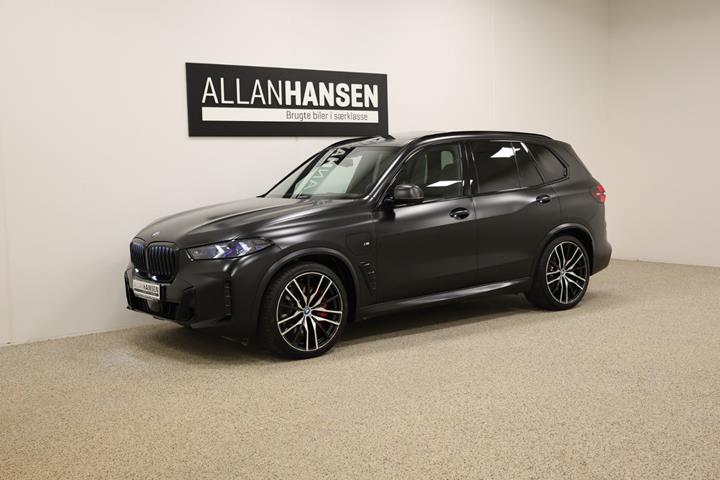 Sort BMW X5 fra 2023 set udefra