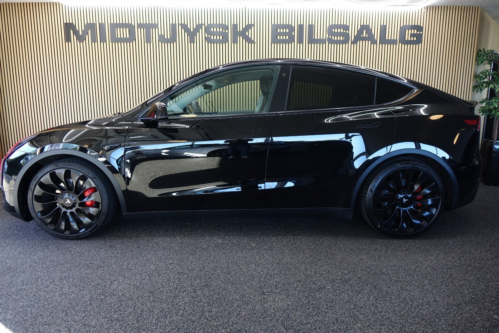 Sort Tesla Model Y fra 2022