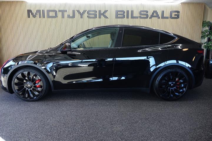 Sort Tesla Model Y fra 2022