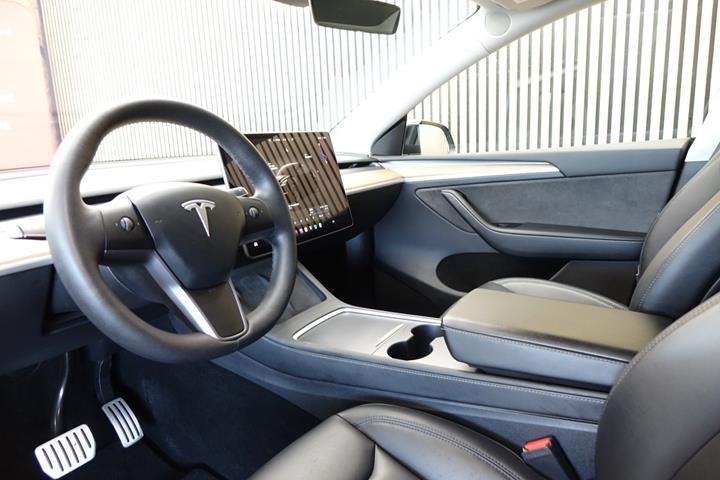 Sort Tesla Model Y fra 2022