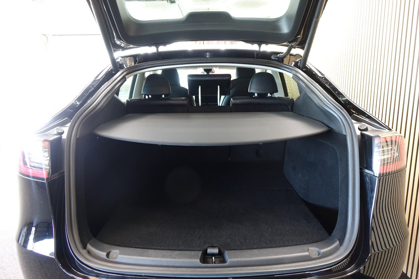 Sort Tesla Model Y fra 2022