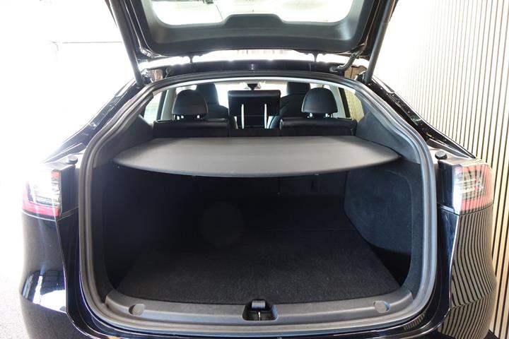 Sort Tesla Model Y fra 2022