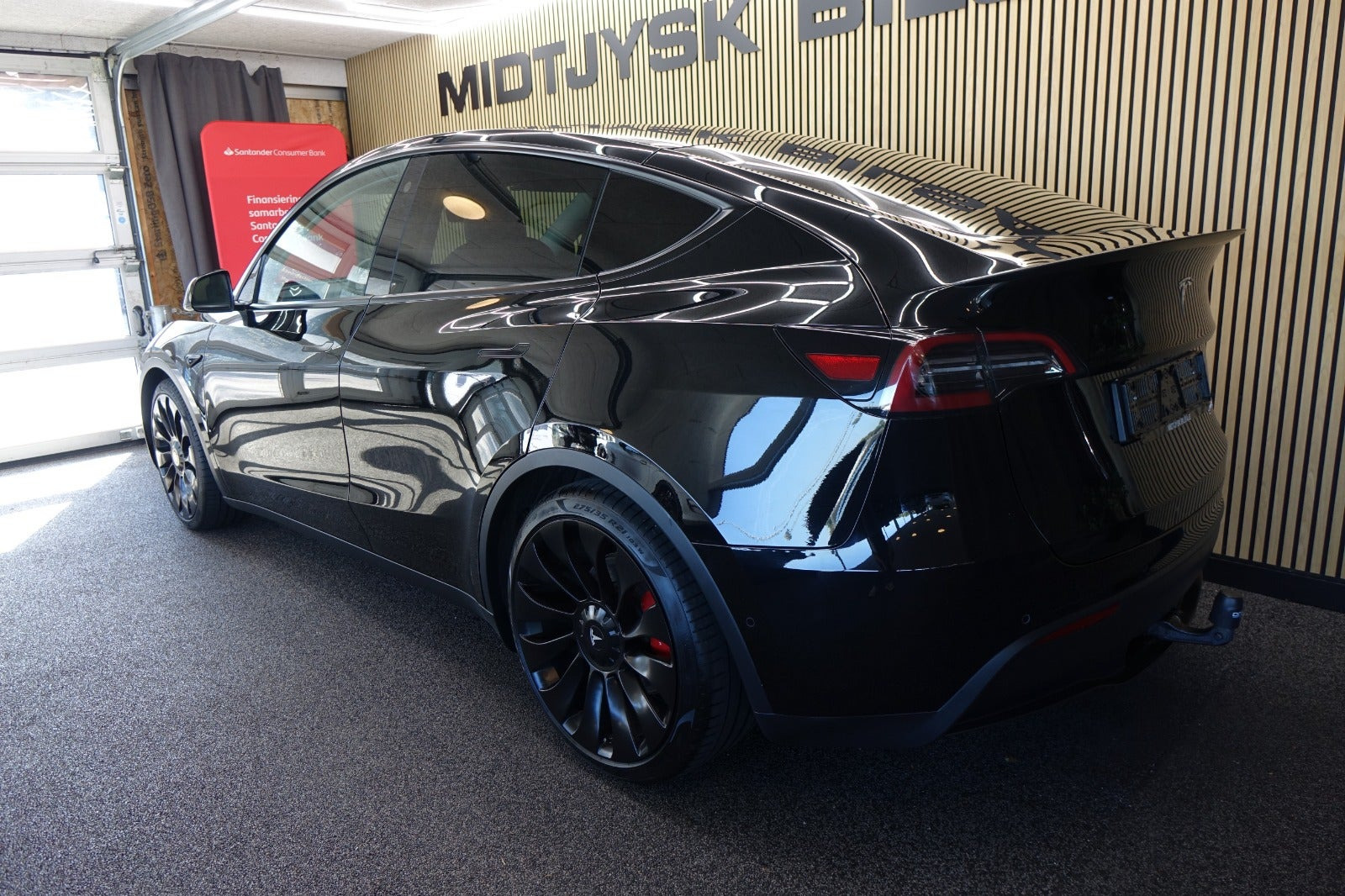 Sort Tesla Model Y fra 2022