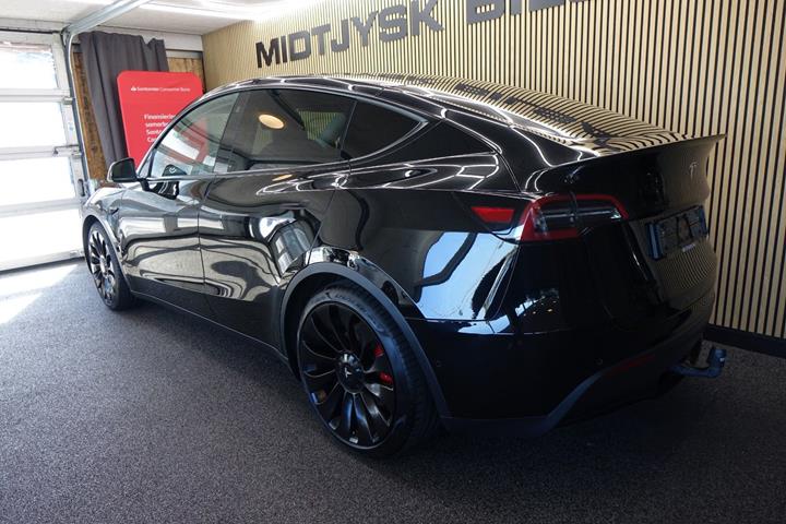 Sort Tesla Model Y fra 2022