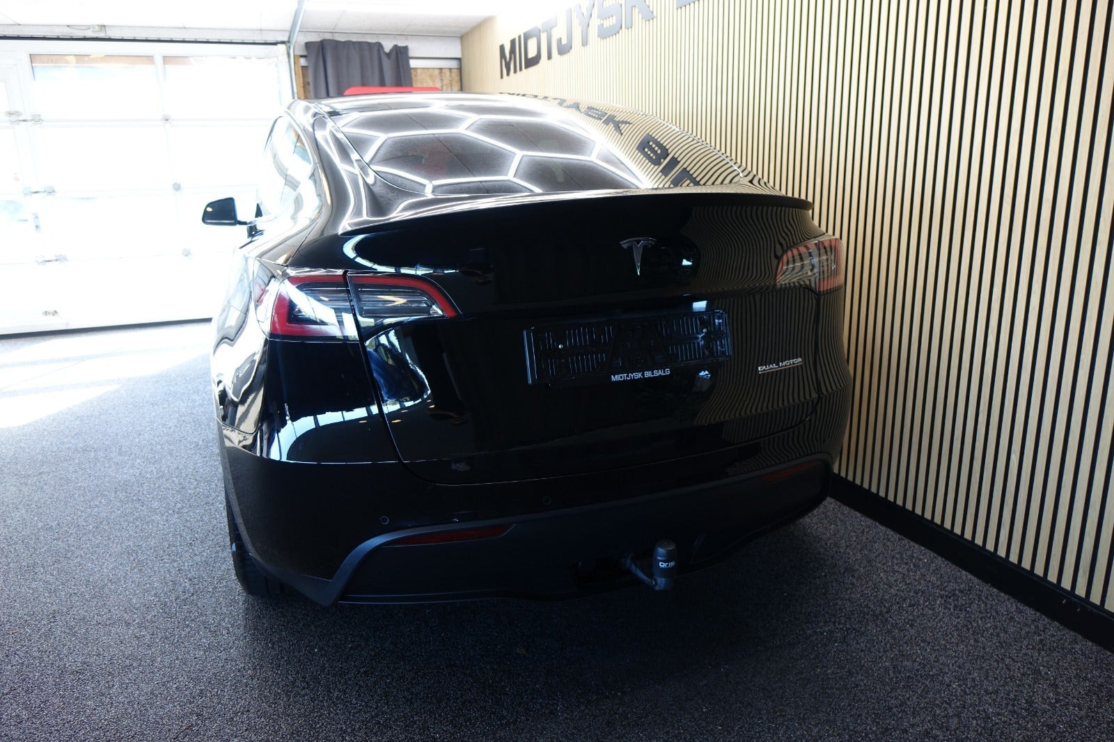 Sort Tesla Model Y fra 2022