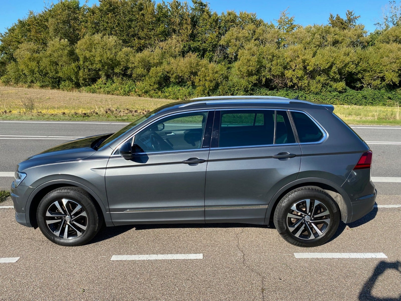 Grå VW Tiguan fra 2019