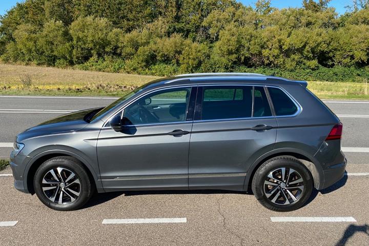 Grå VW Tiguan fra 2019
