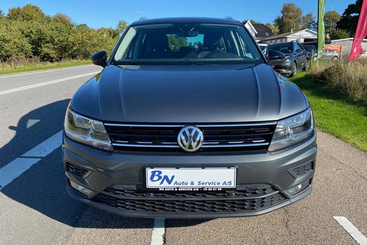 Grå VW Tiguan fra 2019