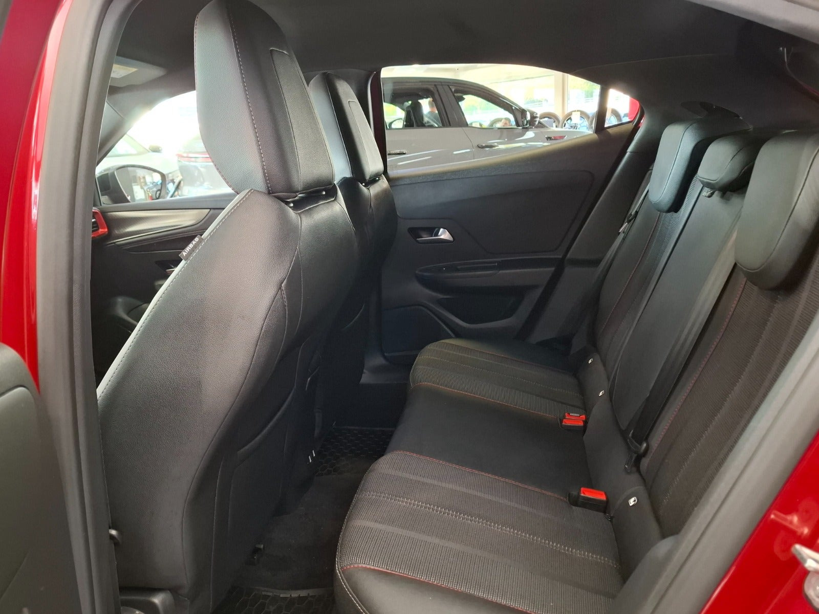 Rød Opel Mokka-e fra 2024
