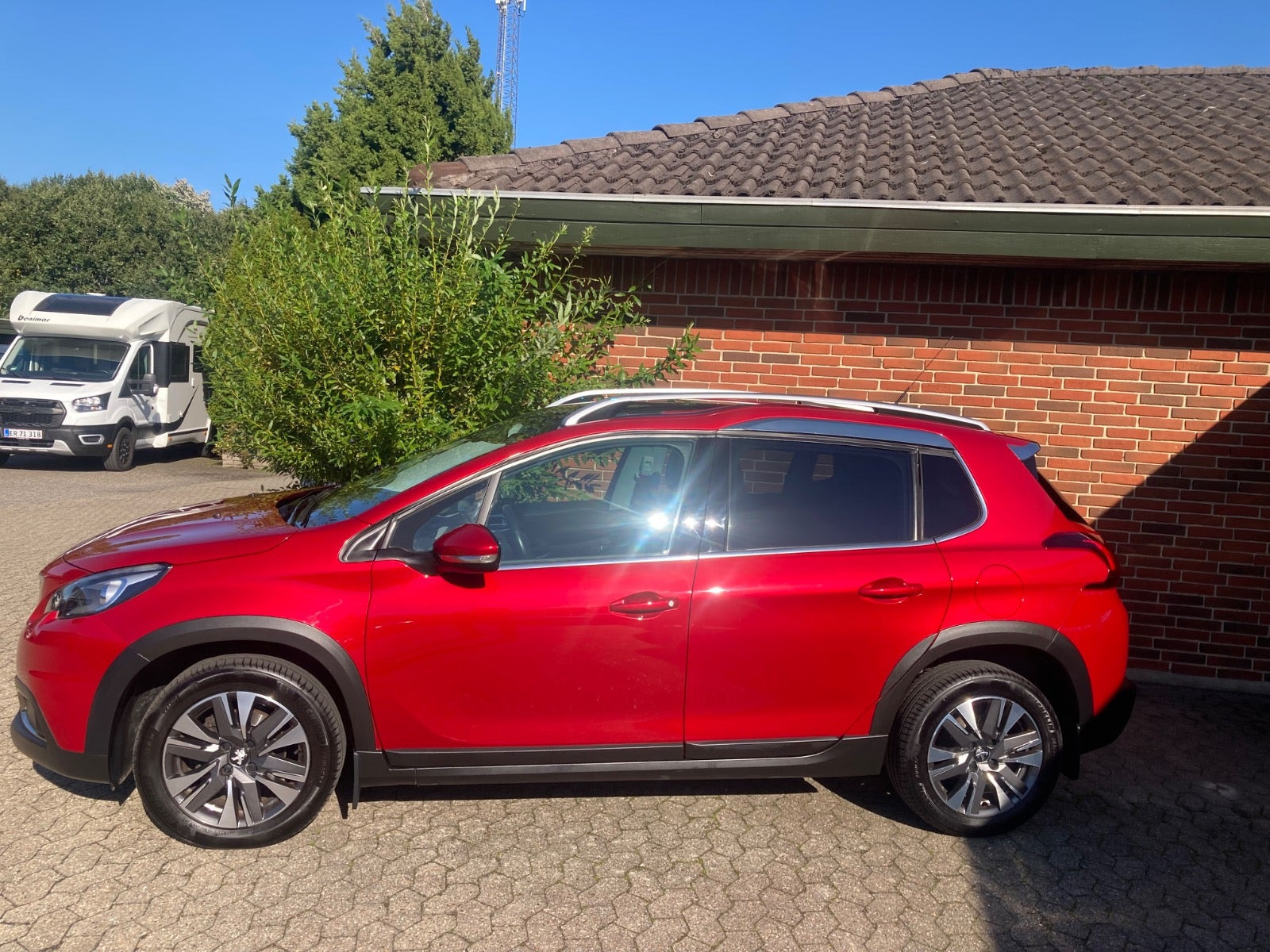 Rød Peugeot 2008 fra 2017