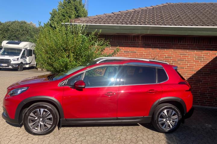 Rød Peugeot 2008 fra 2017