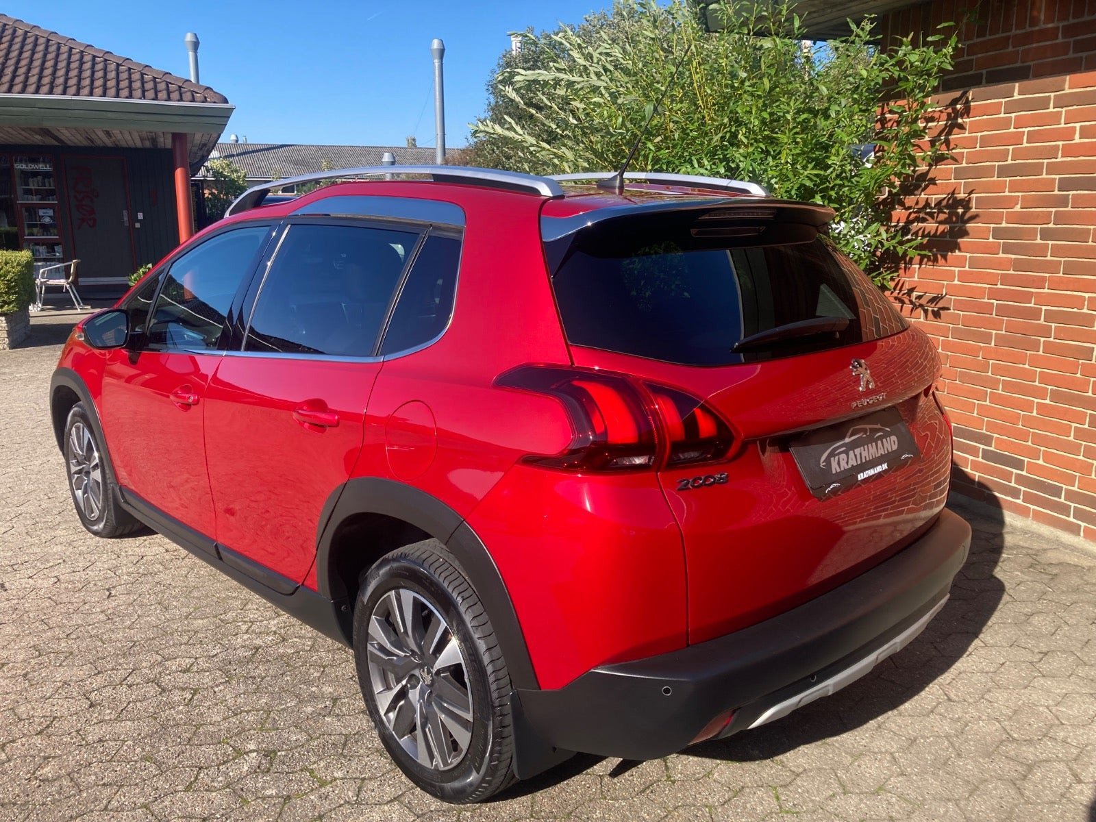 Rød Peugeot 2008 fra 2017