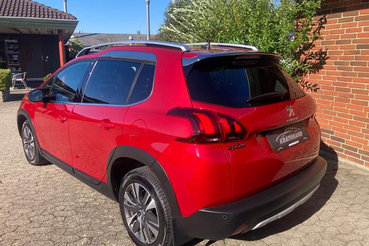 Rød Peugeot 2008 fra 2017