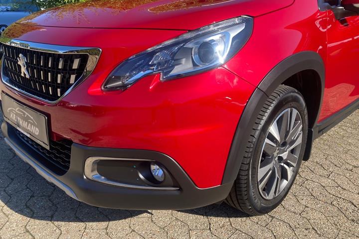 Rød Peugeot 2008 fra 2017
