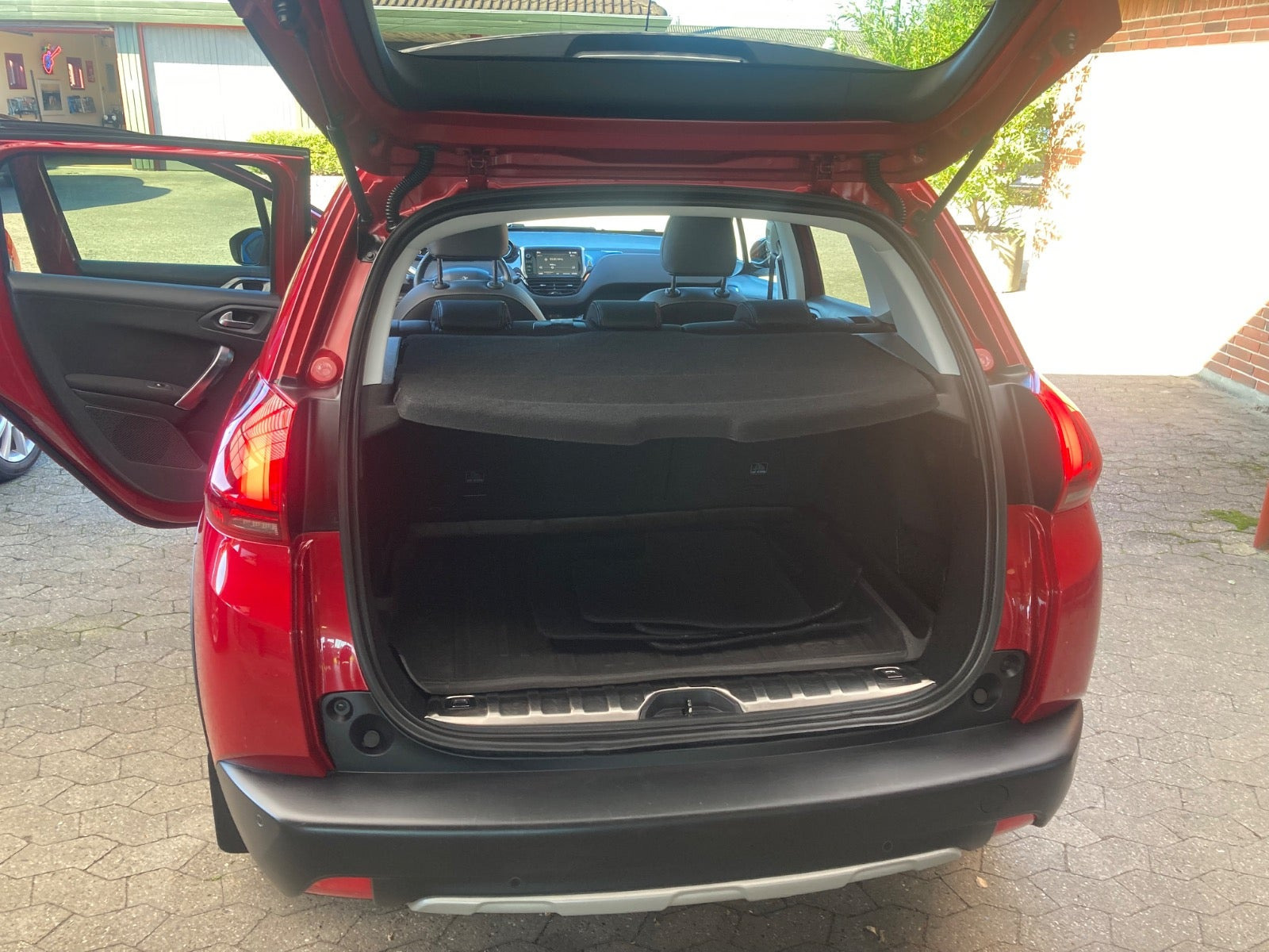 Rød Peugeot 2008 fra 2017