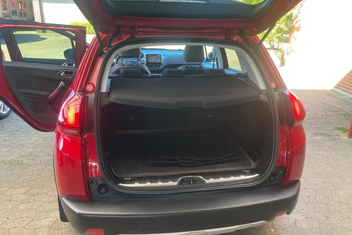 Rød Peugeot 2008 fra 2017