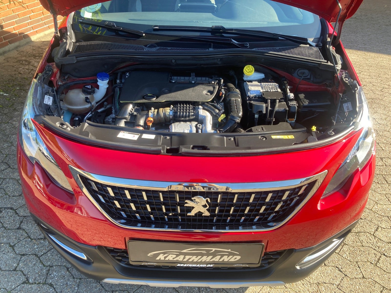 Rød Peugeot 2008 fra 2017